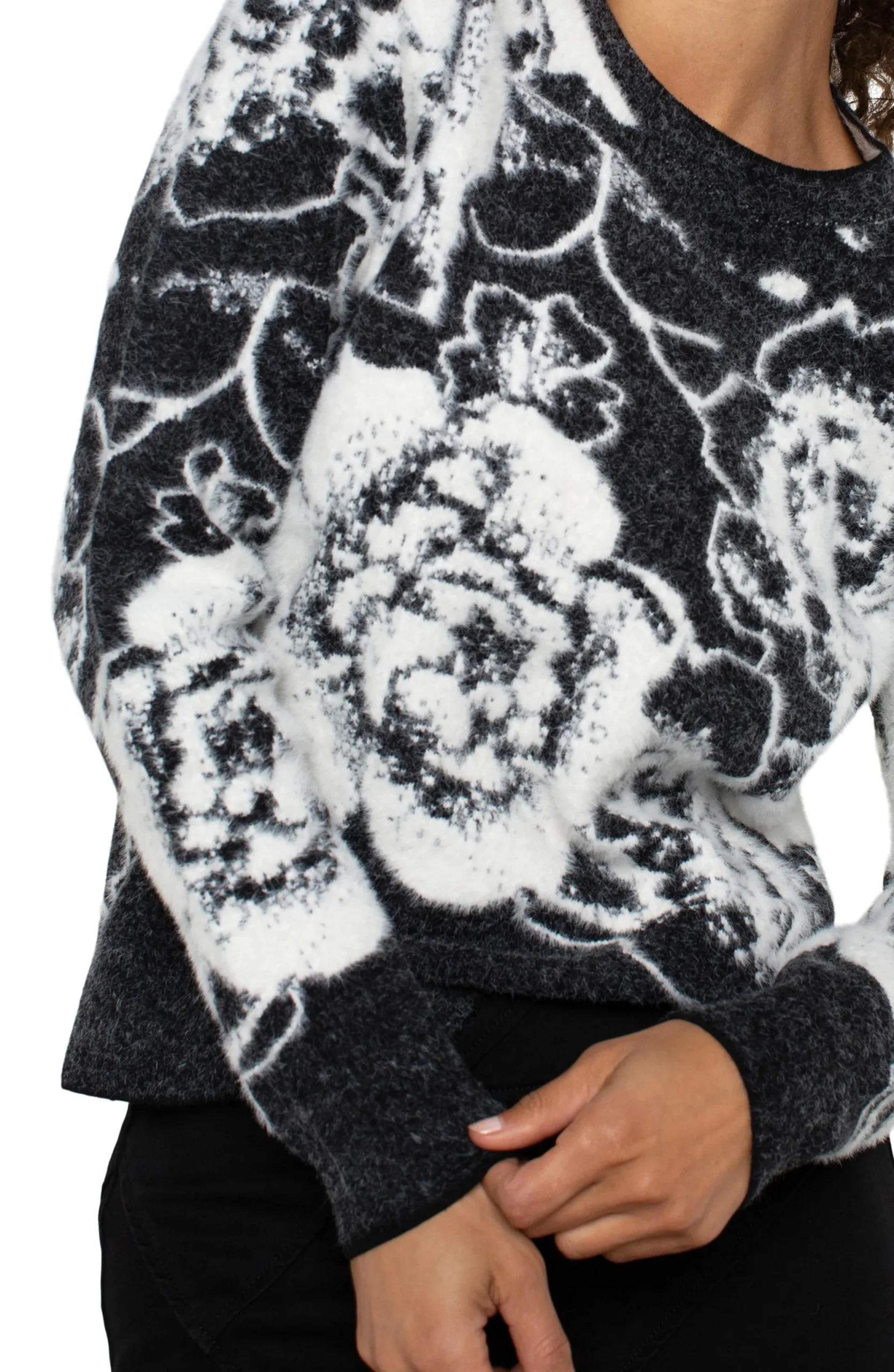 Sweaters-Liverpool Los Angeles LONG SLEEVE CREW NECK SWEATER Blackandwhitefloral